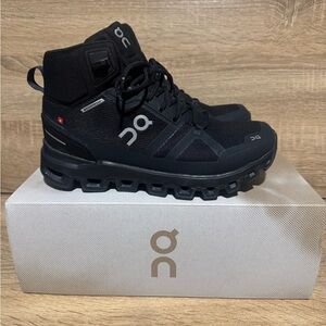 ON Running Waterproof cloudrock black hiking boots Women’s size 7 shoes